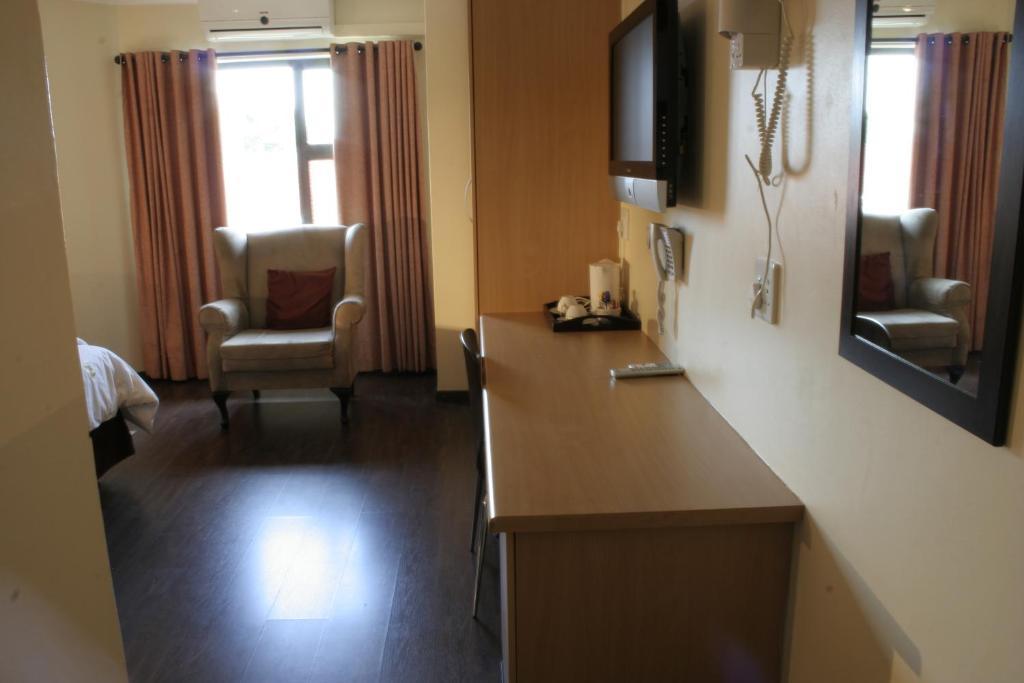 Europrime Boutique Hotel Boksburg Exteriör bild